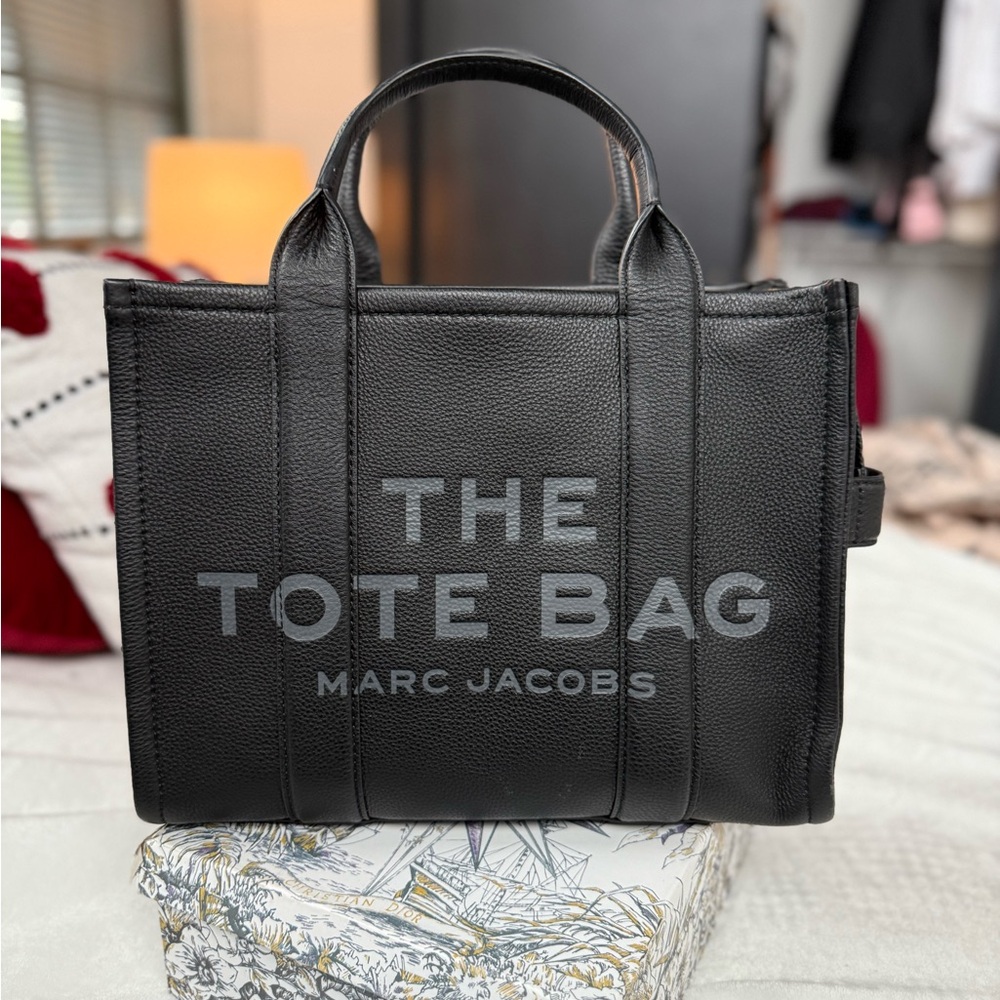 Marc Jacobs Black Tote Bag with Structured Design